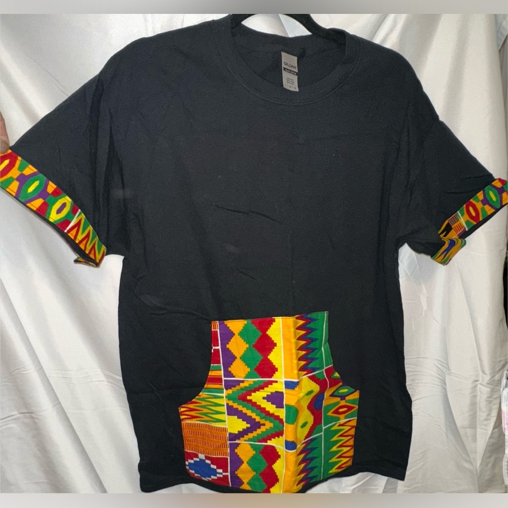 Men’s Black t-shirt with Kente African print front pocket and sleeve cuffs, Lrge